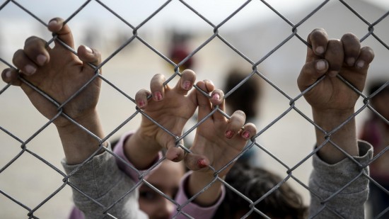 Die Hnde syrischer Flchtlinge greifen an einen Maschendrahtzaun (Bulent Kilic / AFP)
