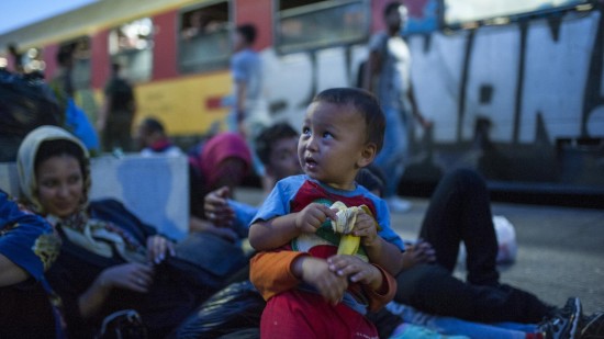 Migranten nahe der mazedonischen Stadt Gevgelija an der Grenze zu Griechenland. (Picture Alliance / dpa / ROBERT ATANASOVSKI)